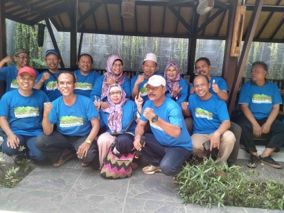 Reuni Hangat di Penghujung 2023, Jejak Alumni Geografi 85 IKIP Surabaya Persaudaraan