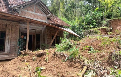 Babinsa Watuagung Beraksi Cepat: Tinjauan Langsung Bencana Alam Tanah Longsor di Watuagung, Trenggalek