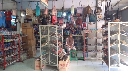Pedagang Lantai 2 Pasar Pasirian, Hidup Segan Mati pun Tak Mau