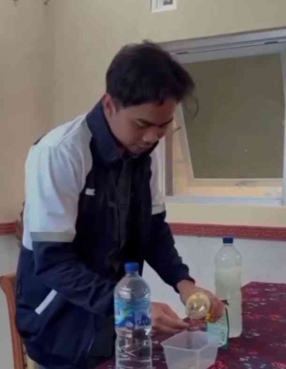 Mahasiswa KKN Universitas Diponegoro Menyulap Bahan Rumah Tangga menjadi Pestisida Nabati