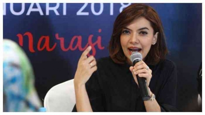 Mengeksplorasi Kekuatan Komunikasi dalam Public Speaking Najwa Shihab melalui Analisis Media Massa