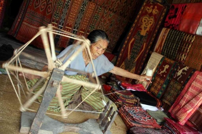 Memahami Kekayaan Budaya dalam Tenunan Nusantara