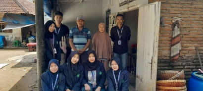 KKM 186: Mahasiswa Kunjungi UMKM Kerupuk Singkong dan Kerajinan Kulit di Desa Undaan