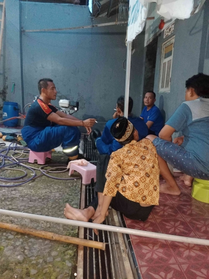Petugas Pemadam Damkar Menjinakkan Sarang Rumah Tawon Vespa di Rumah Warga Jepara