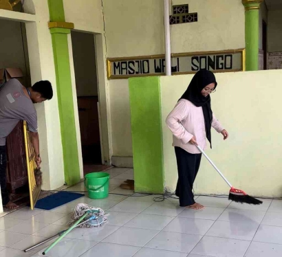 Aksi Kerja Bakti Kelompok KKM 163 Anagata Wisanggeni Sukseskan Lingkungan Bersih di Masjid Walisongo