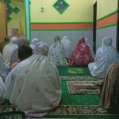 Kesatuan dan Kedalaman Spiritual: KKM Kelompok 186 Mengikuti Kegiatan Tahlil Rutinan di Langgar Waqaf Undaan