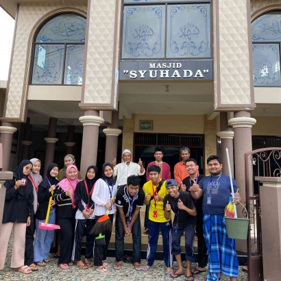 Kisah Sukses KKM-110 UIN Maulana Malik Ibrahim dalam kegiatan MARIMAS (Mari Bersih-bersih Masjid) di Desa Duwet Krajan
