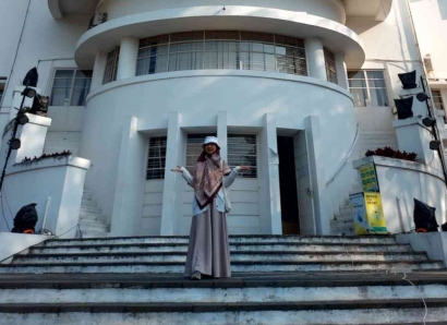 Menelusuri Kisah Unik di Villa Isola Bandung