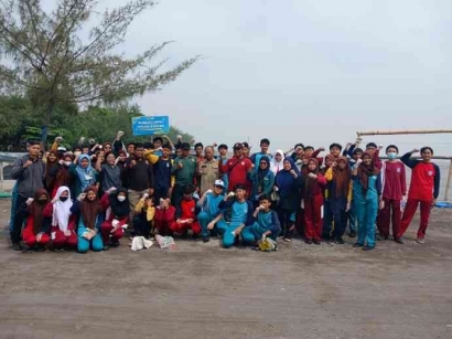 Peran Aktif Peserta Didik SMP Negeri 45 Surabaya dalam Peringatan Hari Air Bersih Sedunia Melalui Aksi Bersih Pantai Kenjeran