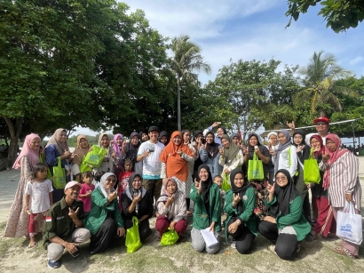 Pengabdian Masyarakat Dosen Pendidikan Biologi UHAMKA: Pengenalan Mikroalga dan Potensinya dari Hutan Mangrove di Pulau Pari, Kepulauan Seribu