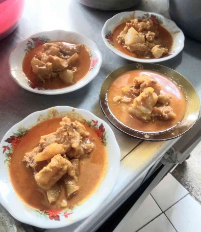 Nikmatnya Sensasi Makan Kikil di Salero Minang Masakan Padang Jhon Kadir