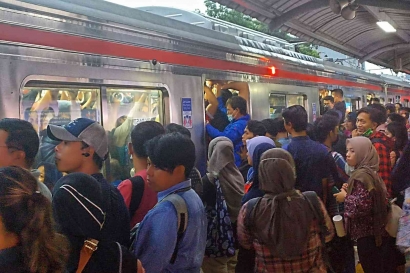 Seberapa Sulit Naik KRL dari Stasiun Sudirman?