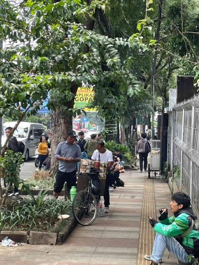 Duka di Antara Aroma Kopi: Kisah Pilu Tukang Kopi Keliling di Kota Bandung