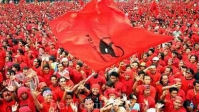 Membasuh Kaki dan Merebut Hati Kaum Marhaen, Melarung Jokowi