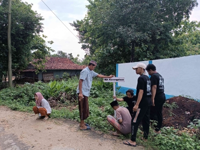 Pengabdian Masyarakat Universitas Trunojoyo Madura (UTM) dan Perangkat Desa Berkolaborasi Pasang Plang Jalan di Desa Gersempal Omben