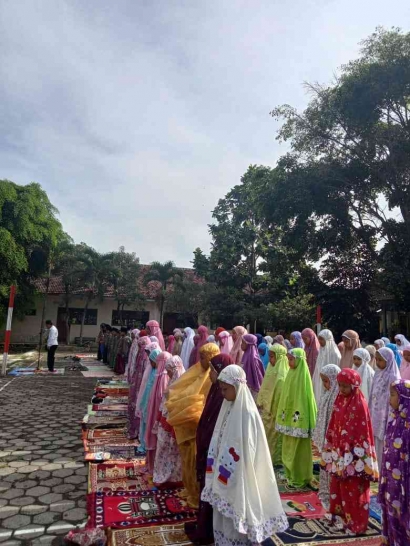 Pelajaran Moderisasi Beragama: Siswa SDN 01 Sukopuro Perkuat Ukhuwah Islamiyah Melalui Sholat Dhuha Berjama'ah