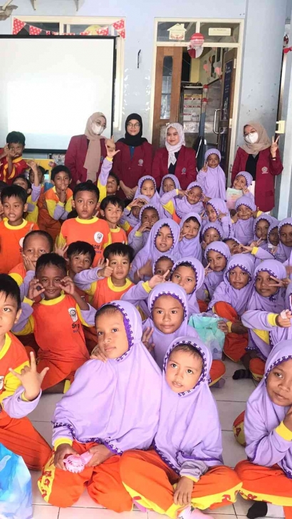 Senang Melakukan Imunisasi di Sekolah dengan Menyanyi dan Menari bersama Siswa SD Muhammadiyah 09 Surabaya dengan Mahasiswa Keperawatan UMSurabaya