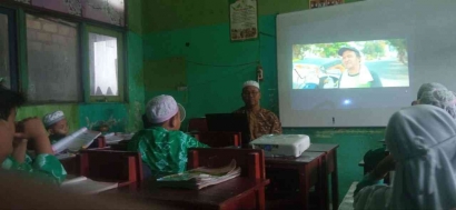 Optimasi Pembelajaran Tematik Dengan LCD Proyektor di Kelas III A MIS Nor Rahman: Efektif, Ramah Lingkungan, dan Mendorong Literasi Teknologi