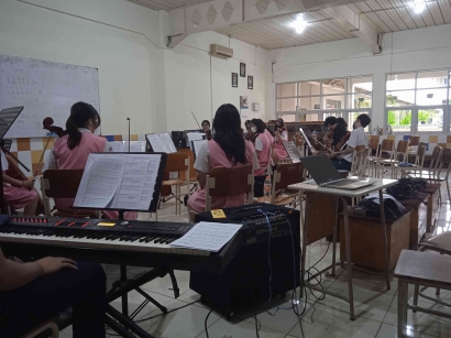 Prelude: Orkestra SMA Trinitas