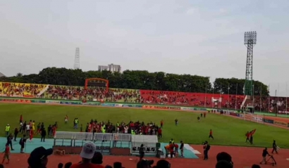 Kerusuhan Usai Pertandingan Deltras Sidoarjo vs Malut United: Suporter Protes Keputusan Kontroversial Wasit