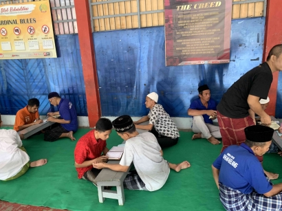 Melangkah Menuju Kebijaksanaan: Kegiatan Belajar Iqro di Aula Sasana Tama Lapas Magelang