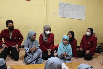 Berikan Kesan Menarik pada Anak Jalanan Bersama Dengan Mahasiswa S1 Keperawatan UM Surabaya
