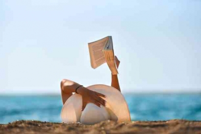 Perempuan Membaca Buku Saat Traveling, Sebuah Bukti Perempuan Itu Multitasking!?