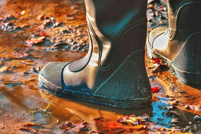 Tips Mencuci Sepatu Usai Kehujanan Agar Awet