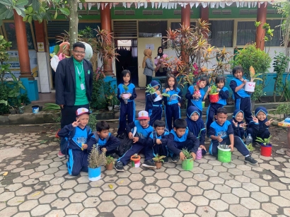 Hijaukan Pendidikan, Hijaukan Hati: Reboisasi yang Mencerahkan Bersama Anak KKM UIN Malang di SDN Kidal