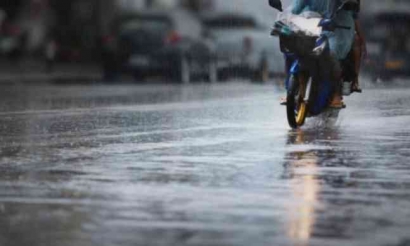 Tips Aman Berkendara Motor Saat Hujan