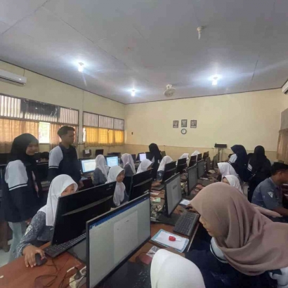 Meningkatkan Keterampilan Digital, Mahasiswa UNIKAL Melakukan Pelatihan Microsoft Word di SMP Negeri 02 SRAGI