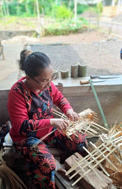 Kerajinan Besek Ikan sebagai Sumber Penghasilan Sampingan Masyarakat Desa Bukor, Kecamatan Wringin, Kabupaten Bondowoso