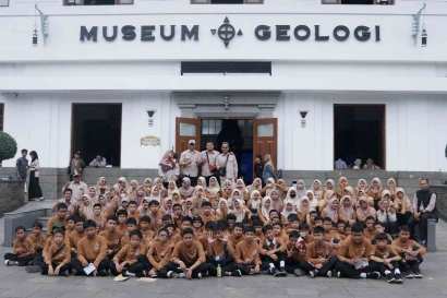SMPIT Tiara aksara Goes to Nuart Sculpture Park dan Museum Geologi- Bandung.