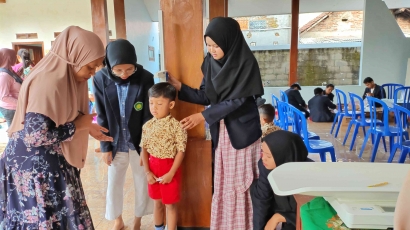 Mahasiswa KKM UIN Malang Turut Serta Menggalakan Kegiatan Vaksinasi Polio di Pekan Imunisasi Nasional Dusun Busu, Slamparejo 