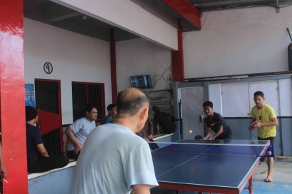 Jalin Keakraban, Warga Binaan Rutan Makassar Adu Skill Bermain Tenis Meja