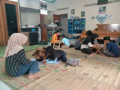 Kegiatan Bimbingan Belajar dari Mahasiswa KKN-T MBKM Kelompok 12 Universitas PGRI Madiun bersama Anak-Anak Dusun Wonokerto