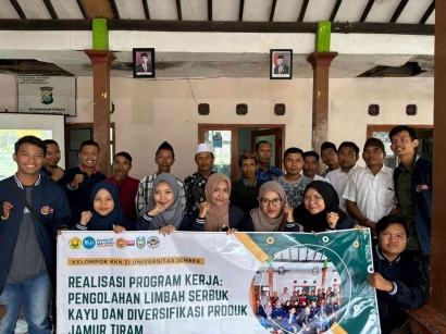 KKN UMD UNEJ Kelompok 31: Realisasi Program Kerja Pemanfaatan Potensi Serbuk Kayu Meubel untuk Budidaya Jamur Tiram