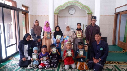Berbagi Cahaya Illahi: Program Sosial Pembagian Al-Qur'an Membuka Pintu Kebaikan