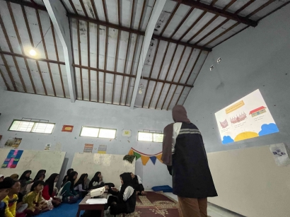 Mahasiswa KKN Undip Mengenalkan Arsitektur melalui Rumah Adat dan Teori Warna Kepada Anak-anak di Desa Putat