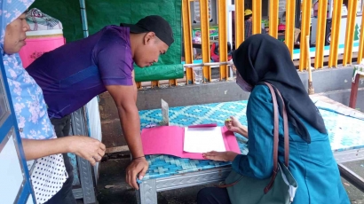 Kolaborasi Mahasiswa KKN Tematik Undip dengan PKL Sate di Kelurahan Tembalang dalam Program SEHATI (Sertifikasi Halal Gratis)