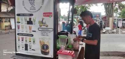 Simpang Lima, Kabupaten Garut: Punya Cerita, Kisah, DERI, Penjual Minuman Es yang Memikat Pelanggan, Dengan Keramahan dan Kesantunannya