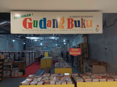 Lokal Bekasi: Ningali Kahirupan Sapopoe Tukang Buku