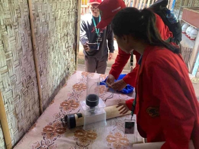Berkolaborasi dengan Teknologi: Mahasiswa Untag Memperkenalkan Inovasi IOT dalam Pengelolaan Pakan Ternak Bebek di Desa Kebontunggul