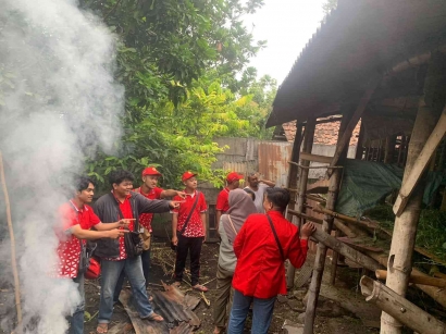 Mahasiswa Untag Surabaya Bantu Mengolah Kotoran Kambing Menjadi Pupuk Organik Cair di Desa Bakalan