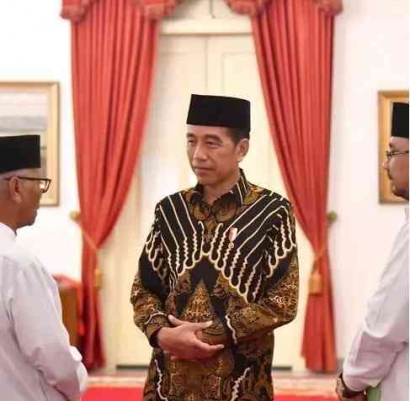 Intelektual Pro Jokowi: Realisme Integral atau Pelacuran Identitas?