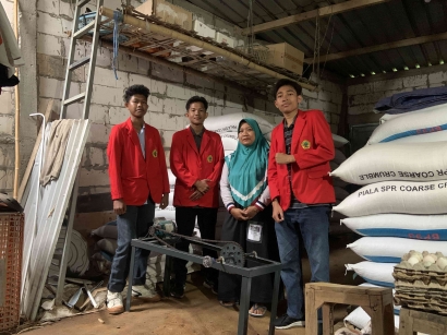 Mahasiswa Untag Surabaya Bantu UMKM Telur Asin dengan Inovasi Alat Pencuci Telur Asin