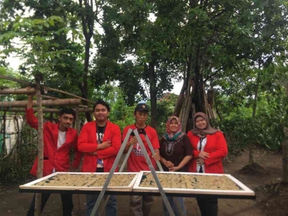 Mahasiswa UNTAG Surabaya Membuat Wadah Penjemuran yang Bertujuan untuk Memperbanyak Produksi Kerupuk Puli Milik Warga Desa Wonoploso