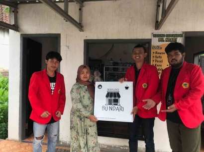 Pengabdian Masyarakat Melalui Pendampingan Pembuatan Media Promosi Berupa Karya Desain Oleh Mahasiswa Universitas 17 Agustus Surabaya