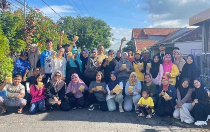 Senam Bersama dan Pembagian Jamu Gratis oleh Mahasiswa KKM-202 UIN Malang di RW 7 Desa Pandanlandung