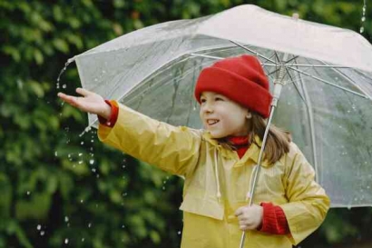 10 Tips Agar Anak Tetap Bugar di Musim Hujan